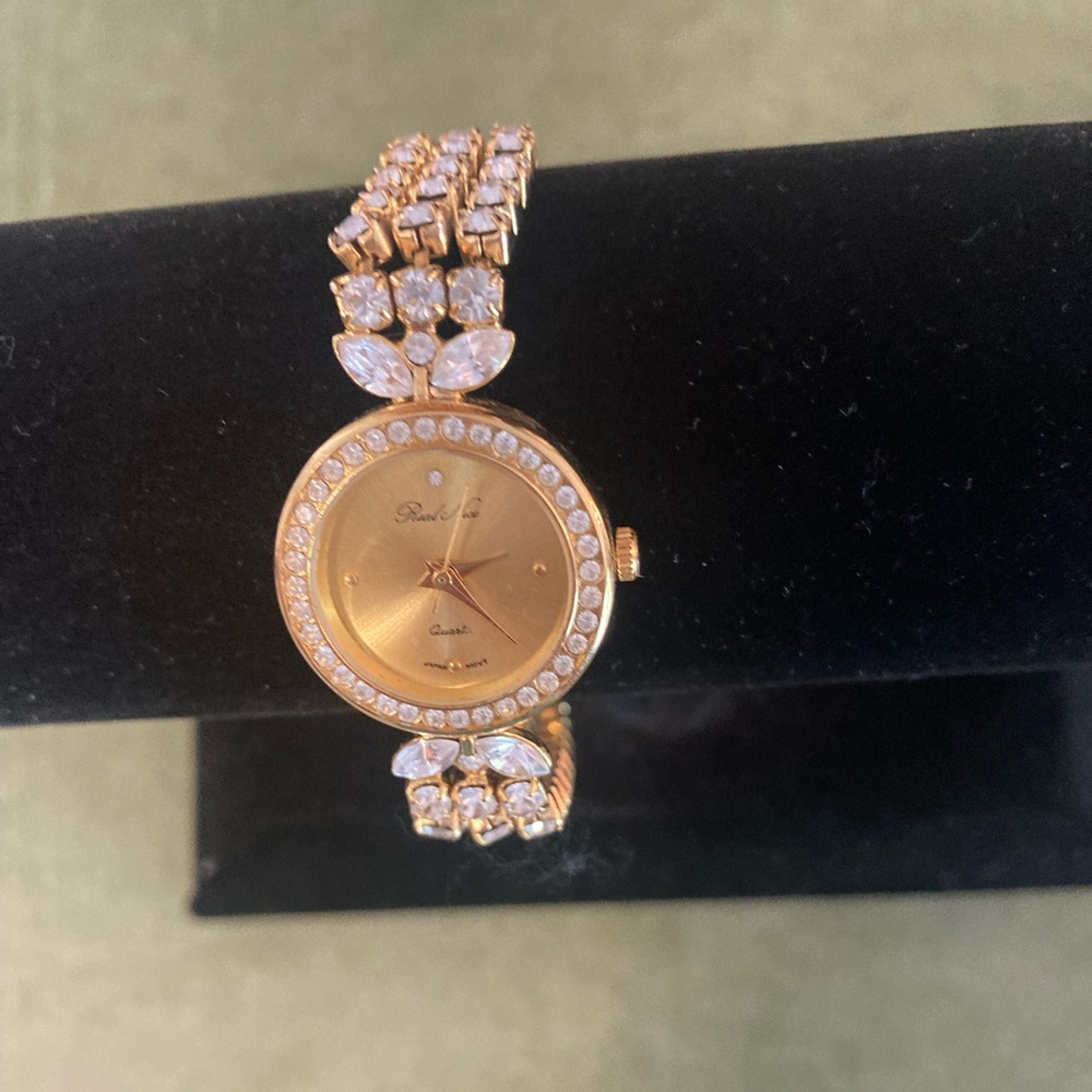 Jeweled Quartz Women's Watch Untested - Picture 2 of 8